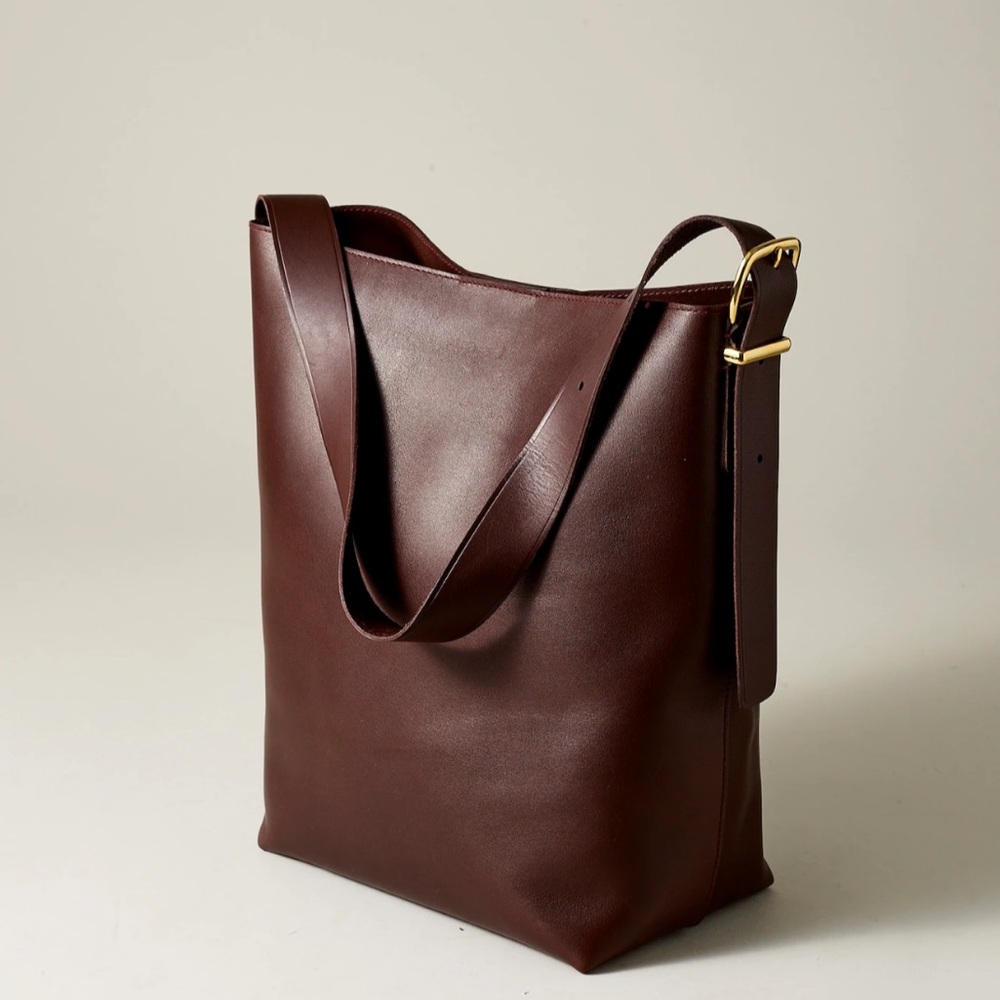 Madewell The Essential Bucket Tote in Chocolate Raisin